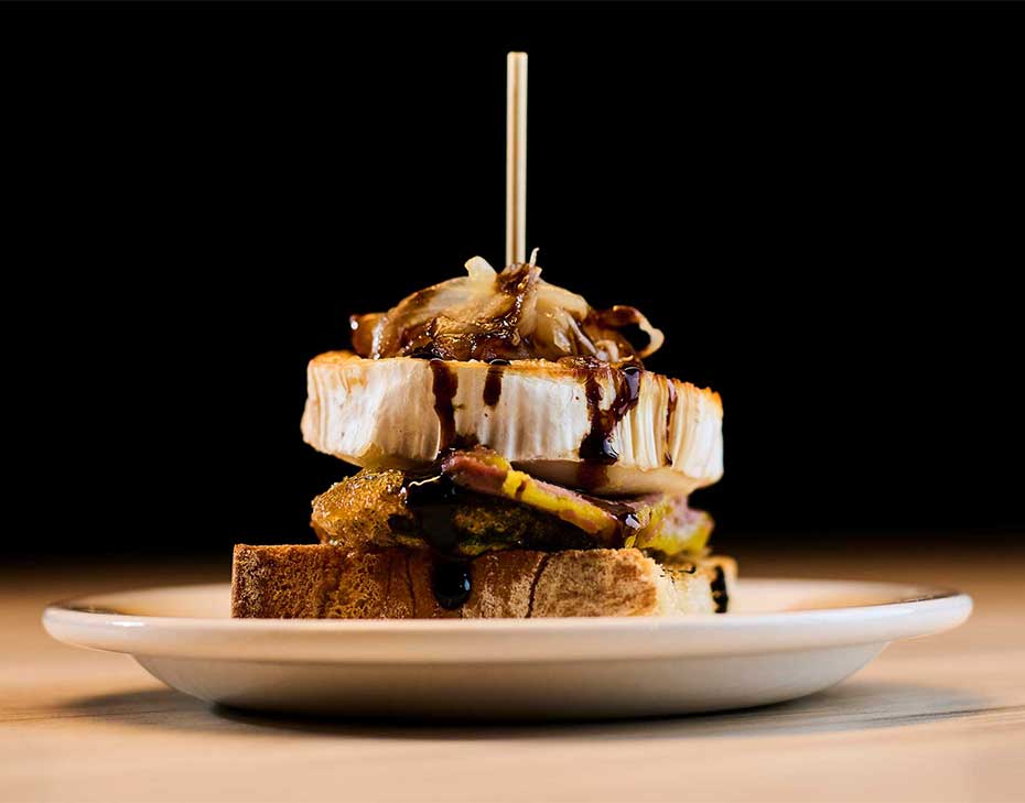 Deliciosos pinchos de la carta de la cervecería Williams en Burlada, perfectos para disfrutar con amigos.